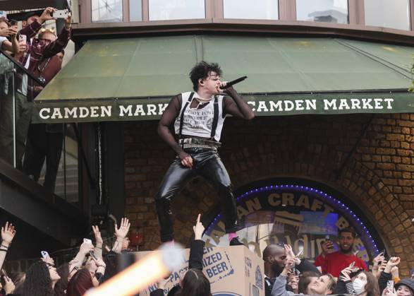 Bilder des Jahres 2024, Entertainment 03 März Entertainment Themen der Woche KW12 Entertainment Bilder des Tages YUNGBLUD at the Camden Market in Camden, London - 18 Mar 2024 Yungblud performs at Camden Market in London to announce the launch of his new music festival Bludfest. London United Kingdom Copyright: xCatxMorleyx xSOPAxImagesx CatMorley_YUNGBLUD_68471