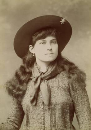 ANNIE OAKLEY (1860-1926). American markswoman: photograph, c1890.  Copyright: xGRANGERx xGRANGERx 0011285