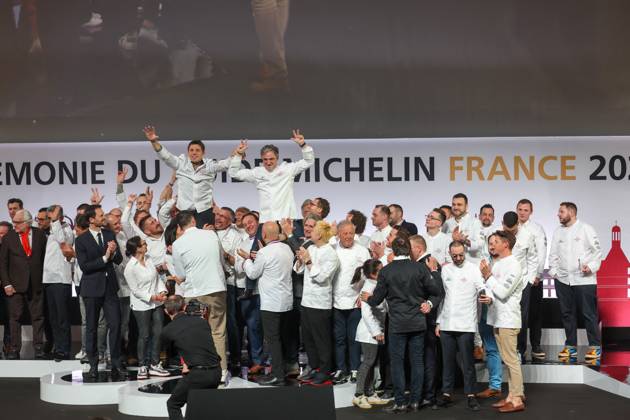 Michelin Guide For France Awards Ceremony - Tours Three Michelin-starred French chef for La Table du Castellet in Le Castellet (Var) Fabien Ferre (L) and Three Michelin-starred French chef of Gabriel at La Reserve Paris hotel Jerome Banctel (R) celebrate their three Michelin stars on stage during the Michelin Guide for France 2024 awards ceremony in Tours, center France on March 18, 2024. The Michelin guide awarded on March 18, 2024 62 stars to French restaurants, a class of 2024 rich in first honors, with 52 first stars, eight second stars and two triple-starred houses. Photo by Pascal Avenet ABACAPRESS.COM Tours Indre-et-Loire (37) France  Copyright: xAvenetxPascal ABACAx