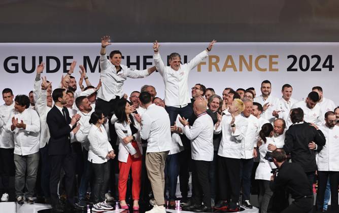 (240319) -- TOURS, March 19, 2024 -- French chef Fabien Ferre (up, L) and Jerome Banctel (up, R) celebrate after being awarded a third Michelin star during the Michelin Guide for France 2024 awards ceremony in Tours, France, March 18, 2024. The Michelin Guide launched its 2024 France edition on Monday in Tours. ) FRANCE-TOURS-MICHELIN GUIDE GaoxJing 