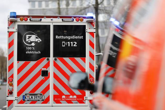 Ein Rettungswagen mit Notarzt steht in der Kölner Südstadt auf einem Rettungseinsatz. (Themenbild, Symbolbild). Köln, 18.03.2024 NRW Deutschland Copyright: xChristophxHardtx