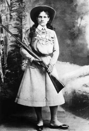 ANNIE OAKLEY (1860-1926). American markswoman. Photographed in 1899.  Copyright: xGRANGERx xGRANGERx 0018163