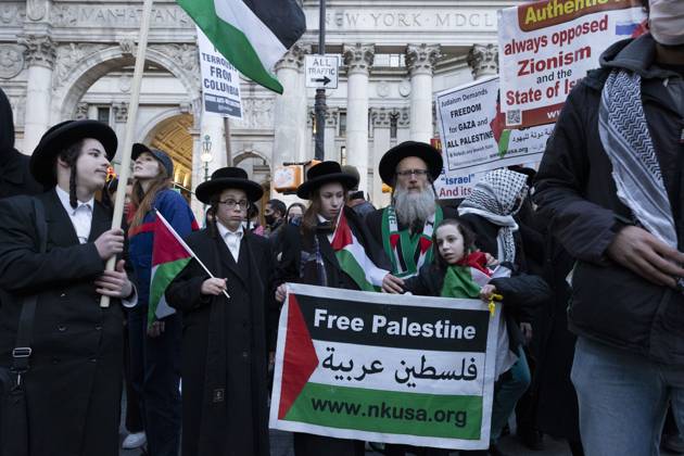 Bilder des Jahres 2024, News 03 März News Themen der Woche KW12 News Bilder des Tages March 19, 2024, New York, New York, USA: Members of Neturei Karta march with demonstrators. An emergency action for Gaza in response to the bombing of Al-Shifa Hospital brought hundreds of protesters to the City Hall area where Eric Adams was hosting a Ramadan Iftar. Protesters marched through the Civic Center area of Manhattan moving back and forth from the streets to the sidewalks with NYPD threatening arrest for blocking the roadways. Hundreds of police officers surrounded the SurrogateÃ¢â‚¬â ¢s Court Hall of Records where Mayor Adams event was taking place as well as following the protesters. A sign reads Free Palestine. New York USA - ZUMAr174 20240319_znp_r174_027 Copyright: xGinaxMxRandazzox