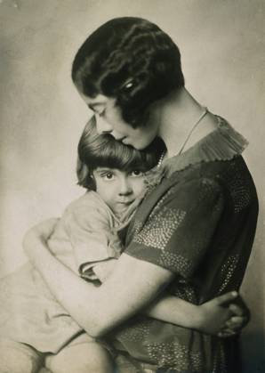 CHRISTOPHER ROBIN MILNE (b.1920) at age four or five, with his mother, Mrs. A.A. Milne.  Copyright: xGRANGERx xGRANGERx 0032343