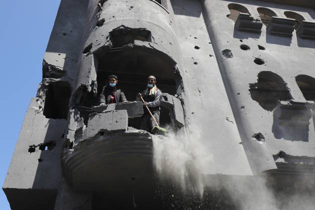 Bilder des Jahres 2024, News 03 März News Themen der Woche KW12 News Bilder des Tages A view from the damaged area after Israeli attacks in Nuseirat A view from the damaged area after Israeli attacks in Nuseirat, Gaza Strip on March 20, 2024. Israeli air, sea and land attacks on the Gaza Strip continue. It was reported that the Israeli army attacked the Nuseirat Refugee Camp in the central part of Gaza, killing and wounding people. As a result of the attack, many buildings were destroyed and surrounding buildings were damaged. Palestinians in the area carried out search and rescue operations in the rubble of buildings destroyed in the attack. Photo by Omar Ashtawy apaimages Nuseirat Gaza Strip Palestinian Territory 200324_Nusairat_OSH_1_00(10) Copyright: xapaimagesxOmarxAshtawyx xapaimagesx
