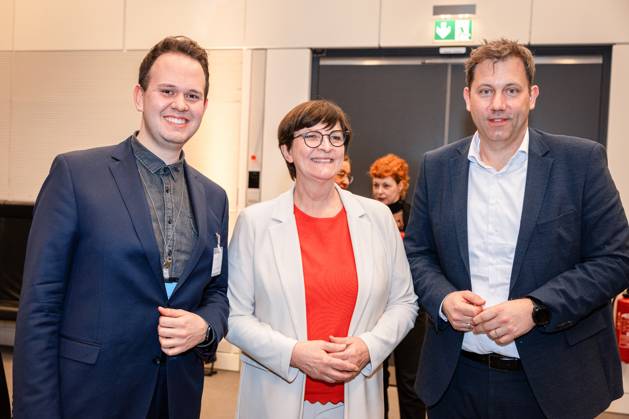 Saskia Esken, mitte, Lars Klingbeil, rechts, Verleihung des Otto-Wels-Preises im Deutschen Bundestag, 20.3.2024, Bundestag, Reichstagsgebäude, Berlin, Deutschland