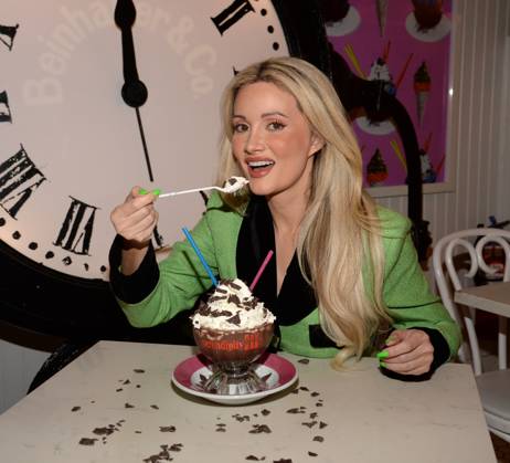 Bilder des Jahres 2024, Entertainment 03 März Entertainment Themen der Woche KW12 Entertainment Bilder des Tages Holly Madison on Good Day NY and at Serendipity to during a NY press tour to promote her new show Lethally Blonde, which premieres on Investigation Discovery Monday, March 25, at 10 p.m. ET. Featuring: Holly Madison Where: New York, New York, United States When: 21 Mar 2024 Credit: Michael Simon startraksphoto.com EDITORIAL USE ONLY. NOT FOR USE BY NEWSPAPERS BASED IN THE UK. Copyright: xMICHAELxSIMONx 53589103