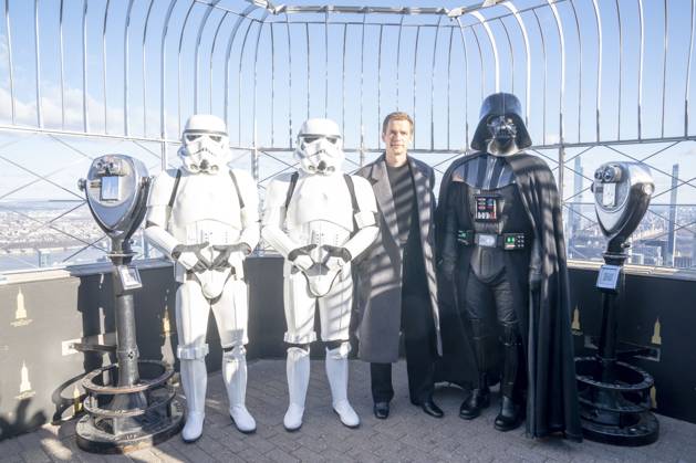 Bilder des Jahres 2024, Entertainment 03 März Entertainment Themen der Woche KW12 Entertainment Bilder des Tages Hayden Christensen Lights the Empire State Building Ahead of Dynamic Light Show to Celebrate STAR WARS-Themed Takeover (NEW) Hayden Christensen Lights the Empire State Building Ahead of Dynamic Light Show to Celebrate STAR WARS-Themed Takeover. March 21, 2024, New York, New York, USA: Hayden Christensen lights the Empire State Building ahead of the dynamic light show to celebrate the STAR WARS-themed takeover at The Empire State Building on March 21, 2024 in New York City. (Foto: M10s Thenews2 imago images) Hayden Christensen Lights the Empire State Building Ahead of Dynamic Light Show to Celebrate STAR WARS-Themed Takeover  Copyright: xRonxAdarx