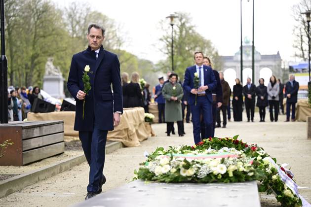 News Bilder des Tages Prime Minister Alexander De Croo pictured during a ceremony to commemorate the victims of terrorist attacks in Belgium and all Belgian victims of terrorist attacks abroad, Friday 22 March 2024, at the memorial in the Rue de la Loi Wetstraat in Brussels. On March 22 2016, 32 people were killed and 324 got injured in suicide bombings at Zaventem national airport and Maalbeek Maelbeek metro station, which were claimed by ISIL. LAURIExDIEFFEMBACQ 89637028