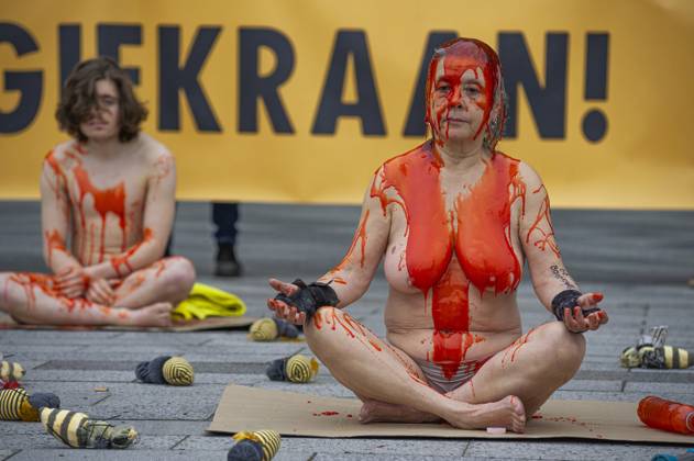 Bilder des Jahres 2024, News 03 März News Themen der Woche KW12 March 21, 2024, Lisse, Netherlands: (EDITORS NOTE: Image contains nudity).Female Extinction Rebellion activist, naked and covered in fake blood, protest outside the largest flower garden in The Netherlands and warn the interring public of the poison used to grow the flowers they are about to see. Extinction Rebellion protested naked against the use of poisons in flower bulb cultivation during the opening of the Keukenhof 75th anniversary. Lisse Netherlands - ZUMAs197 20240321_aaa_s197_257 Copyright: xCharlesxMxVellax