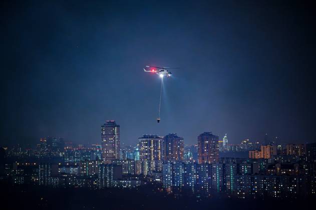 Bilder des Jahres 2024, News 03 März News Themen der Woche KW12 Russia Terrorist Attack 8647987 22.03.2024 Firefighters operate a helicopter as they work to extinguish a fire at the burning Crocus City Hall concert venue following a shooting incident, outside Moscow, Russia. The Russian Federal Security Service (FSB) said that there are people dead and injured as a result of the terrorist attack in the concert hall in Moscow region. A massive fire has also broken out at the venue. Vladimir Sergeev Sputnik Moscow region Russia  Copyright: xVladimirxSergeevx