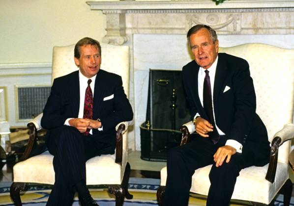 Bush and Havel United States President George H.W. Bush, right, meets President Václav Havel of Czechoslovakia, left, in the Oval Office of the White House in Washington, DC on October 22, 1991. Havel is visiting Washington for a State Visit. Credit: Ron Sachs CNP Washington District of Columbia United States of America EDITORIAL USE ONLY Copyright: xx 57417-13 RonxSachsx cnpphotos126337