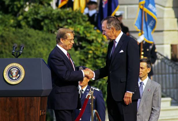 Bush and Havel United States President George H.W. Bush, right, shakes hands with President Václav Havel of Czechoslovakia, left, as he hosts a State Arrival ceremony on the South Lawn of the White House on October 22, 1991. Havel is visiting Washington for a State Visit. Credit: Ron Sachs CNP Washington District of Columbia United States of America EDITORIAL USE ONLY Copyright: xx 57415-38 RonxSachsx cnpphotos126345