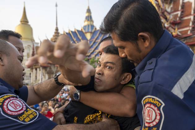 Bilder des Jahres 2024, News 03 März News Themen der Woche KW12 March 23, 2024, Nakhon Pathom, Thailand: Devotees who have had sacred sak yant tattoos fall into a state of possession and violenty toward the temple during the annual Wai Kru ceremony at Wat Bang Phra in Nakhon Pathom, Thailand.Wat Bang Phra temple, 40 km away from the Thai capital Bangkok, hosts the Wai Gru ceremony once a year. The temples name translate as Monastery of the Riverbank Buddha Image. Sak Yant tattoos are highly stylized tattoos of Buddhist prayers and religious symbols, thought to bring special protection and other benefits to the faithful who have them put upon their bodies. Many attendees fall into a state of spirit possession on the the temple grounds after having tattoos made. The Sak Yant tattoos are made by hand with - ZUMAt128 20240323_zap_t128_003 Copyright: xAdryelxTalamantesx