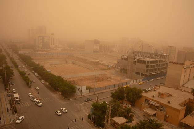 A City Under Dust Clouds 05 06 2020 Ahvaz, Iran. A view of streets and buildings blanketed in a thick haze, in Ahvaz, Khuzestan Province, Iran. Ahvaz has been consistently ranked as one of the world s worst cities for air pollution according to the World Health Organization, topping the list on numerous occasions in the last decade. Air quality is often many times worse than safety limits set by international organizations. Industrial sources, chief among them the refineries and other components of the vast petrochemical industry in Khuzestan Province, as well as massive dust storms, are the main contributors to air pollution. The poor air quality has a significant impact on the lives of the residents of Ahvaz. Each year, thousands seek m Copyright: xMadyarxShojaeifarx