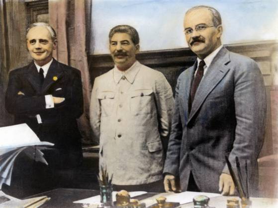 NAZI-SOVIET PACT, 1939. Joachim von Ribbentrop (left), German Minister for Foreign Affairs, Joseph Stalin (center), and Soviet Foreign Minister Vyacheslav Molotov (right), after the signing of the Nazi-Soviet non-aggression pact at Moscow, 23 August 1939. Oil over a photograph.  Copyright: xSarinxImagesx xGRANGERx 0078334