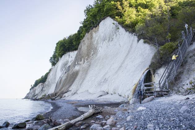 Germany, Mecklenburg-Western Pomerania, Ruegen, Jasmund National Park, chalk cliff, senior man on steps at Kieler Ufer model released, Symbolfoto, MAMF00244
