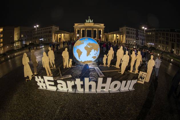 News Themen der Woche KW12 News Bilder des Tages Earth Hour 2024: Licht am Brandenburger Tor erlischt für den Kl, Licht aus für den Klimaschutz. Das Brandenburger Tor in Berlin wurde im Rahmen der Earth Hour 2024 für eine Stunde in Dunkelheit gehüllt. Mit dieser symbolischen Aktion setzen Millionen Menschen weltweit ein Zeichen für mehr Nachhaltigkeit und fordern konsequentes Handeln gegen den Klimawandel, bereits zum 18 Mal. Mehr als 557 Städte haben an der bekannten WWF-Klimaschutzaktion teilgenommen. Berlin Berlin Deutschland