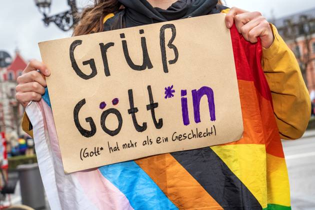 Bilder des Jahres 2024, News 03 März News Themen der Woche KW12 News Bilder des Tages Grüß Gött*in, Schild bei Demo gegen Genderverbot, München, März 2024 Deutschland, München, 24. März 2024, Grüß Gött*in, Schild bei Demo gegen Söders Genderverbot, Motto: Wir lassen uns den Mund nicht verbieten, Demonstration von SlutWalk München, Gärtnerplatz ab 13 Uhr, ca. 150-200 TeilnehmerInnen, Regenbogenflagge, Gendern, Politik, Protest, Bayern,