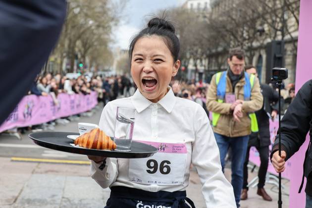 Bilder des Jahres 2024, News 03 März News Themen der Woche KW12 News Bilder des Tages La course des cafes - The Bistro race - Paris La course des cafes The Bistro race . the waitresses and waiter runner, dressed for the occasion according to the traditional codes of Parisian bistro service, service professionals of all levels, will set off on a 2 km course looping around the Paris City Hall, and crossing part of the Marais, the historic and commercial heart of the capital. on March 24, 2024 in Paris, France. Photo by Nasser Berzane ABACAPRESS.COM Paris France  Copyright: xBerzanexNasser ABACAx