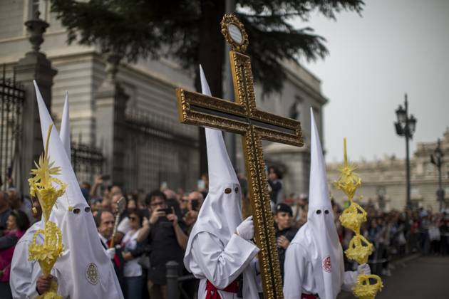 Bilder des Jahres 2024, News 03 März News Themen der Woche KW12 News Bilder des Tages March 24, 2024, Madrid, Madrid, Spain: A penitent holds a large cross at the exit of Madrid s La Almudena Cathedral, during the La Borriquita Palm Sunday procession in Madrid. Madrid Spain - ZUMAs296 20240324_znp_s296_001 Copyright: xLuisxSotox