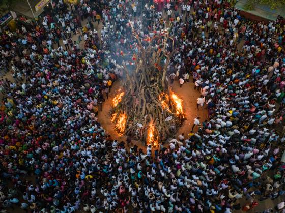 Bilder des Jahres 2024, News 03 März News Themen der Woche KW12 News Bilder des Tages March 24, 2024, Gandhinagar, Gujarat, India: Flames reaching heights of over 35 feet can be seen during Holi celebrations in the local villages near Gandhinagar. The people of the village get together and start massive preparations a fortnight before Holika Dahan. Paddy is also collected along with wood, kites, bridges, coconuts. A huge is made by collecting the materials of Holi. The Holika dahan ritual is performed according to age-old traditions. People observe Holika Dahan, which symbolizes the burning of evil, a day before the Holy which is celebrated with colour and festivity across the country. Gandhinagar India - ZUMAs263 20240324_zip_s263_006 Copyright: xSaurabhxSirohiyax