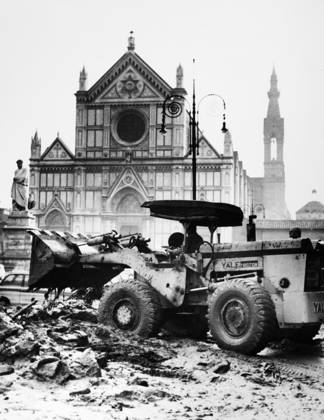 FLORENCE: FLOOD, 1966. A bulldozer clearing mud and debris from a street in front of the Basilica of the Holy Cross in Florence, Italy, after the flood of the Arno River, 8 November 1966.  Copyright: xGRANGERx xGRANGERx 0123975