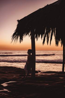 Silhouette of boy with the ocean and sunset in the background San Diego, California, United States CR_CHDO24032266-1361204-01 ,model released, Symbolfoto