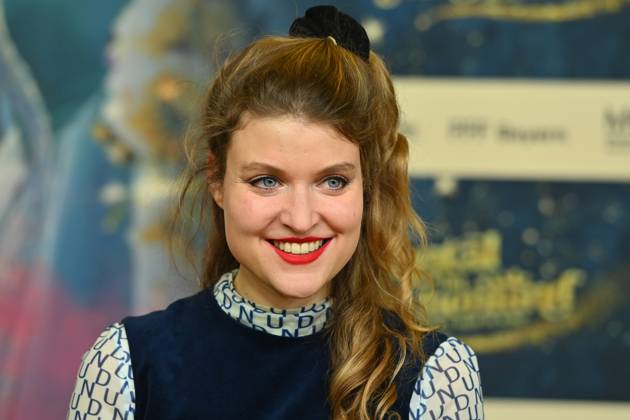 Lara MANDOKI (Schauspielerin), Einzelbild,angeschnittenes Einzelmotiv,Portraet,Portrait,Porträt. Roter Teppich,Red Carpert Weltpremiere von CHANTAL IM MAERCHENLAND am 25.03.2024 im Mathaeser Kino in Muenchen.