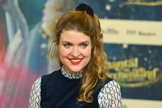 Lara MANDOKI (Schauspielerin), Einzelbild,angeschnittenes Einzelmotiv,Portraet,Portrait,Porträt. Roter Teppich,Red Carpert Weltpremiere von CHANTAL IM MAERCHENLAND am 25.03.2024 im Mathaeser Kino in Muenchen.