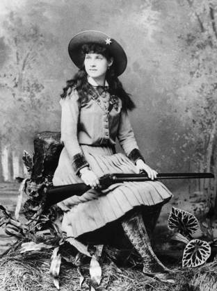 ANNIE OAKLEY (1860-1926). American markswoman. Undated photograph.  Copyright: xGRANGERx xGRANGERx 0174544