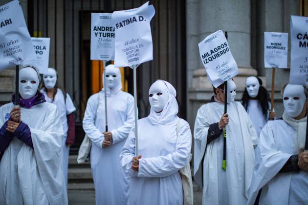 Bilder des Jahres 2024, News 03 März News Themen der Woche KW13 News Bilder des Tages Feminist concentration in Madrid, Spain - 25 Mar 2024 A group of women in tunics and white masks hold placards with the names of women murdered in 2023, during a demonstration in front of the Spanish Ministry of Equality demanding more support against sexist violence in Spain. The Ministry of Equality of Spain reported that there have been seven women murdered by gender violence so far in 2024 and in 2023 the figure rises to 1,247 victims. Madrid Spain Copyright: xLuisxSotox xSOPAxImagesx LSOTOMF09