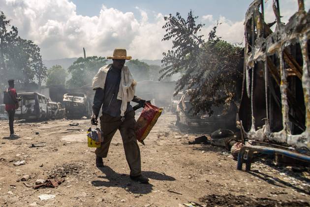 Bilder des Jahres 2024, News 03 März News Themen der Woche KW13 News Bilder des Tages CLIMAT D INSÉCURITÉ A HAITI David Lorens Mentor MAXPPP ; PORT AU PRINCE ; HAITI ; 26 03 2024 Dans la nuit du 24 Mars les bandits ont mis le feux dans un important Garage à Port-au-Prince Bandits attacked and set fire to a large garage in Port au Prince. a mechanic recovers the spare parts of the car after the fire  Copyright: xMAXPPPxDavidxLorensxMentorx MEN20240326100_007