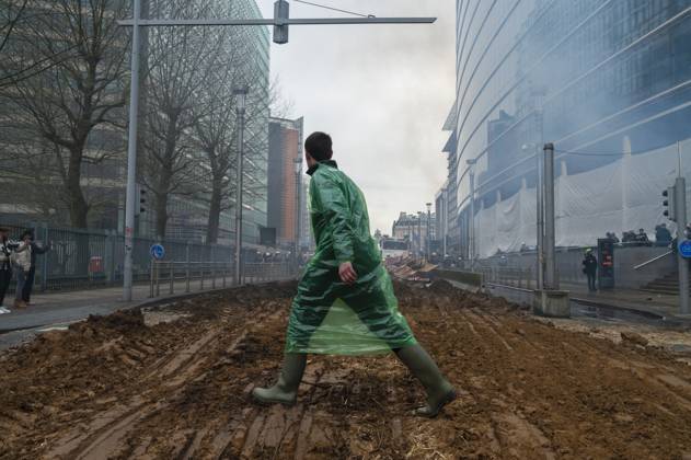 Bilder des Jahres 2024, News 03 März News Themen der Woche KW13 News Bilder des Tages - farmers demonstration in Brussels. - 26 03 2024 - Belgium Brussels Brussels - For the 3rd time since the beginning of the year, farmers are demonstrating today in the Belgian capital. On the sidelines of a European Council meeting on agriculture and fisheries, they came to demand an end to free-trade agreements, and better prices for buying and selling their products. There were a few incidents, with egg-throwing, firecrackers and straw fires on one side, and water cannon and tear gas on the other.  NicolasxLandemardx xLexPictorium LePictorium_0290237