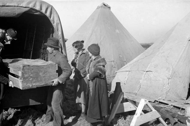 ARKANSAS: FLOOD CAMP, 1937. A family moving into a camp for white flood refugees at Forrest City, Arkansas. Photograph by Walker Evans, February 1937.  Copyright: xGRANGERx xGRANGERx 0325576