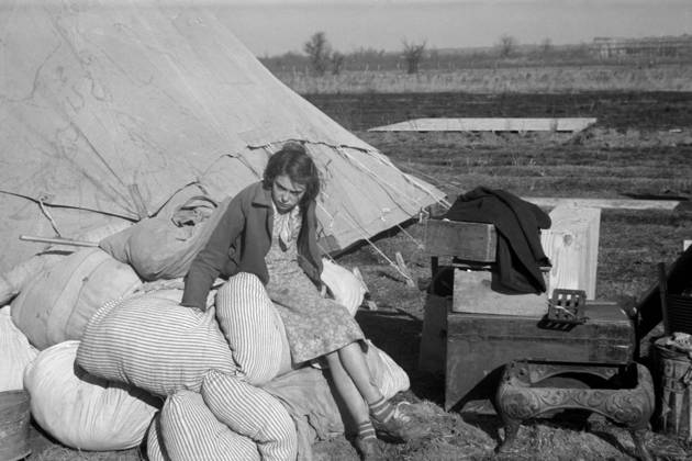 ARKANSAS: FLOOD CAMP, 1937. A young girl in a camp for white flood refugees at Forrest City, Arkansas. Photograph by Walker Evans, February 1937.  Copyright: xGRANGERx xGRANGERx 0325577