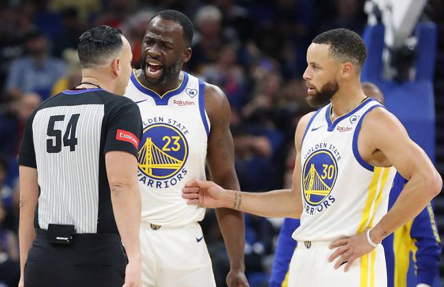 March 27, 2024, Orlando, FL - Florida, USA: The Golden State Warriors Draymond Green (23) screams at game official Ray Acosta (54) as teammate Stephen Curry (30) steps in at right during action against the Orlando Magic at the Kia Center on Wednesday, March 27, 2024, in Orlando, Florida. Orlando USA - ZUMAm67_ 20240327_zaf_m67_039 Copyright: xStephenxM.xDowellx