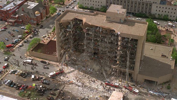 OKLAHOMA CITY BOMBING, 1995. Aftermath of the bombing of the Alfred P. Murrah Federal Building in Oklahoma City, Oklahoma by Timothy McVeigh, 19 April 1995. Photograph.  Copyright: xGRANGERx xGRANGERx 1031876