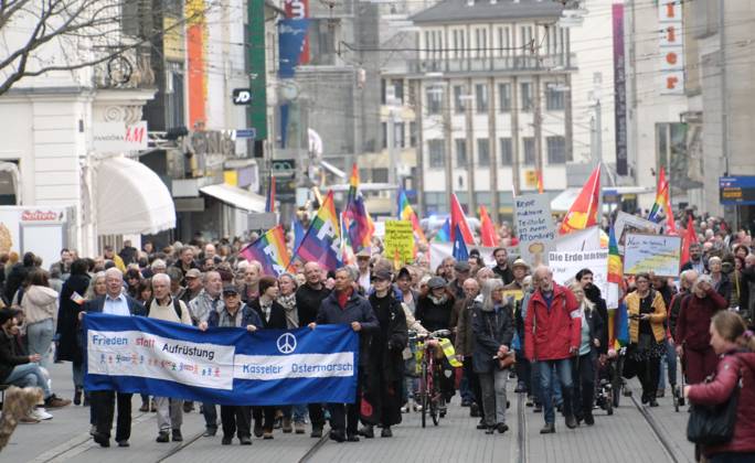 Bilder des Jahres 2024, News 03 März News Themen der Woche KW13 30.03.2024 xkhx Kassel, Kasseler Ostermarsch 2024 Auf den Banner Forderungen u.a.nach Verhandeln statt schießen Abrüsten statt Aufrüsten Friedensfähigkeit statt Kriegstüchtigkeit Bei den Teilnehmern domminierten die Banner Pro-Palästina und Anti-Israel