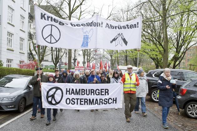 Bilder des Jahres 2024, News 04 April News Themen der Woche KW14 News Bilder des Tages Ostermarsch 2024 in Hamburg 20240401ad077 Ostermarsch 2024 in Hamburg Krieg ist kein Mittel zur Lösung von Konflikten! Kriegskurs der Bundesregierung stoppen! Demonstration Protest Kundgebung Friedensbewegung Veranstalter Hamburger Forum für Völkerverständigung und weltweite Abrüstung Hamburg Hamburg Deutschland Germany Copyright: xAchimxDuwentästerx