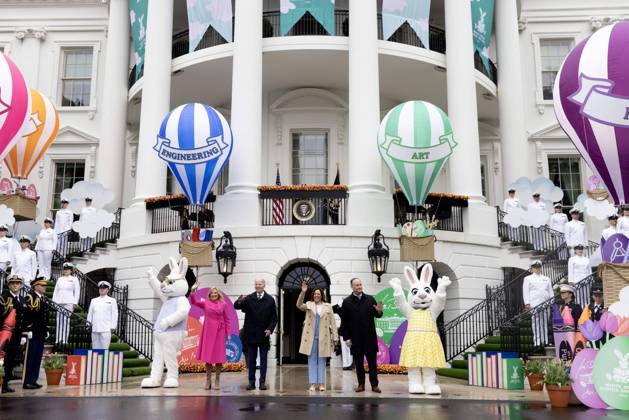 Bilder des Jahres 2024, Entertainment 04 April Entertainment Themen der Woche KW14 2024 White House Easter Egg Roll on the South Lawn (L to R); US First Lady Jill Biden, US President Joe Biden, US Vice President Kamala Harris, and Douglas Emhoff, husband of US Vice President Kamala Harris; stand with Easter bunnies while attending the 2024 Easter Egg Roll on the South Lawn of the White House in Washington, DC, USA, 01 April 2024. About forty thousand people were expected to attend the 2024 Easter Egg Roll, which continues the theme of EGGucation and provides a variety of learning activities for children. WASHINGTON DC United States  Copyright: xPool ABACAx