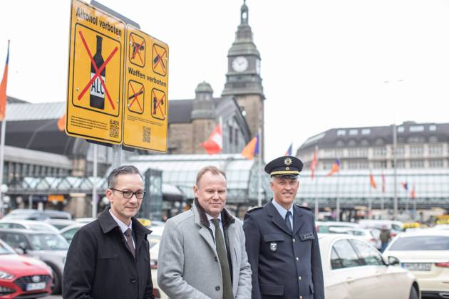 Bilder des Jahres 2024, News 04 April News Themen der Woche KW14 News Bilder des Tages Mit dem 1. April wurde am Hamburger Hauptbahnhof auch das Alkohlverbot umgesetzt. Andy Grote hatte das Schild am 2 April enthüllt. Copyright: xBlaulicht-News.dex