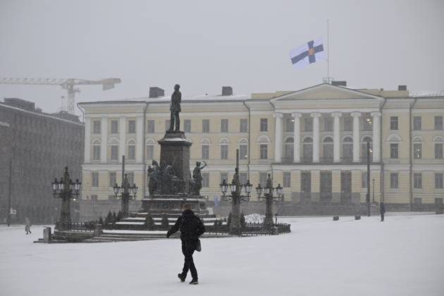 Bilder des Jahres 2024, News 04 April News Themen der Woche KW14 News Bilder des Tages National flag of Finland flying at half-mast outside Government Palace by Senate Square in Helsinki, Finland on April 3, 2024. One sixth grade pupil died and two others were seriously injured in a shooting incident at the Viertola school in Vantaa, Finland on Tuesday morning. The suspect is also a 12-year-old pupil at the school. Helsinki Finland  Copyright: xAnttixAimo-Koivistox LKFTJ20240403081416ESUW