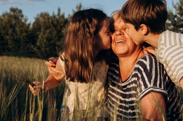 IMAGO Creative, Jahreszeit Sommer, Sommerferien Boy and girl kiss grandma at sunset Moscow, Moscow, Russia CR_ITUP240402-1366199-01 ,model released, Symbolfoto