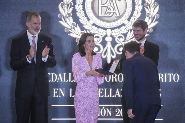 Royals At Merit In The Fine Arts Gold Medals - Cadiz The King and Queen of Spain present the awards during the presentation of the Gold Medals for Merit in Fine Arts 2022 at the Palacio de Congresos on April 3, 2024 in Cadiz (Andalusia, Spain). The King and Queen of Spain preside over the presentation of the Gold Medals for Merit in Fine Arts 2022, with the participation of the Minister of Culture, Ernest Urtasun, the President of the Junta de Andalucia, Juanma Moreno, the President of the Parliament of Andalusia, Jesus Aguirre, and the Mayor of Cadiz, Bruno Garcia. Photo by Francisco J. Olmo Europa Press ABACAPRESS.COM Cadiz (Andalusia) Spain Copyright: xEuropaxPress ABACAx