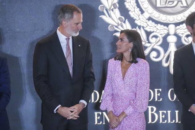 Royals At Merit In The Fine Arts Gold Medals - Cadiz The King and Queen of Spain present the awards during the presentation of the Gold Medals for Merit in Fine Arts 2022 at the Palacio de Congresos on April 3, 2024 in Cadiz (Andalusia, Spain). The King and Queen of Spain preside over the presentation of the Gold Medals for Merit in Fine Arts 2022, with the participation of the Minister of Culture, Ernest Urtasun, the President of the Junta de Andalucia, Juanma Moreno, the President of the Parliament of Andalusia, Jesus Aguirre, and the Mayor of Cadiz, Bruno Garcia. Photo by Francisco J. Olmo Europa Press ABACAPRESS.COM Cadiz (Andalusia) Spain Copyright: xEuropaxPress ABACAx