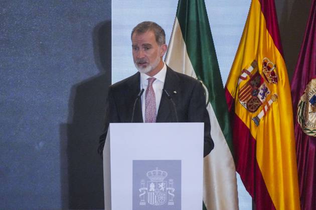 Royals At Merit In The Fine Arts Gold Medals - Cadiz King Felipe VI speaks during the presentation of the Gold Medals for Merit in Fine Arts 2022 at the Palacio de Congresos on April 3, 2024 in Cadiz (Andalusia, Spain). The King and Queen of Spain preside over the presentation of the Gold Medals for Merit in Fine Arts 2022, with the participation of the Minister of Culture, Ernest Urtasun, the president of the Junta de Andalucia, Juanma Moreno, the president of the Parliament of Andalusia, Jesus Aguirre, and the mayor of Cadiz, Bruno Garcia. Photo by Francisco J. Olmo Europa Press ABACAPRESS.COM Cadiz (Andalusia) Spain Copyright: xEuropaxPress ABACAx