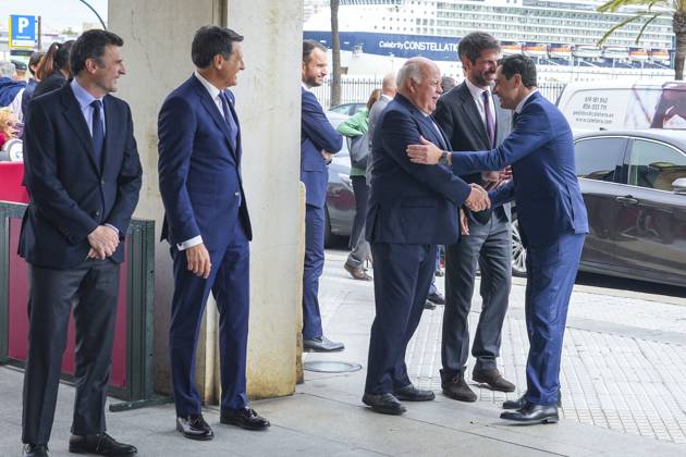 Royals At Merit In The Fine Arts Gold Medals - Cadiz The president of the Junta de Andalucia, Juanma Moreno, (r) greets the president of the Parliament of Andalusia, Jesus Aguirre, (l) during the presentation of the Gold Medals for Merit in Fine Arts 2022 at the Palacio de Congresos, April 3, 2024 in Cadiz (Andalusia, Spain). The King and Queen of Spain preside over the presentation of the Gold Medals for Merit in Fine Arts 2022, with the participation of the Minister of Culture, Ernest Urtasun, the president of the Junta de Andalucia, Juanma Moreno, the president of the Parliament of Andalusia, Jesus Aguirre, and the mayor of Cadiz, Bruno Garcia. Photo by Francisco J. Olmo Europa Press ABACAPRESS.COM Cadiz (Andalusia) Spain Copyright: xEuropaxPress ABACAx