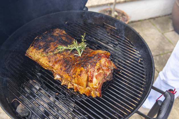 Lammrücken, Osterbraten auf dem Kugelgrill. 01.04.2024, Münsingen, Baden-Württemberg, Deutschland, Europa