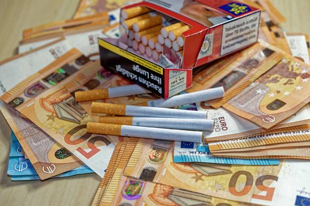 finanzen, geld, geldscheine, geöffnet, kosten, medizin, nahaufnahme, preise, schachtel, steuer, steuererhöhung, steuern, tabak, tabaksteuer, teuer, währung, zigaretten